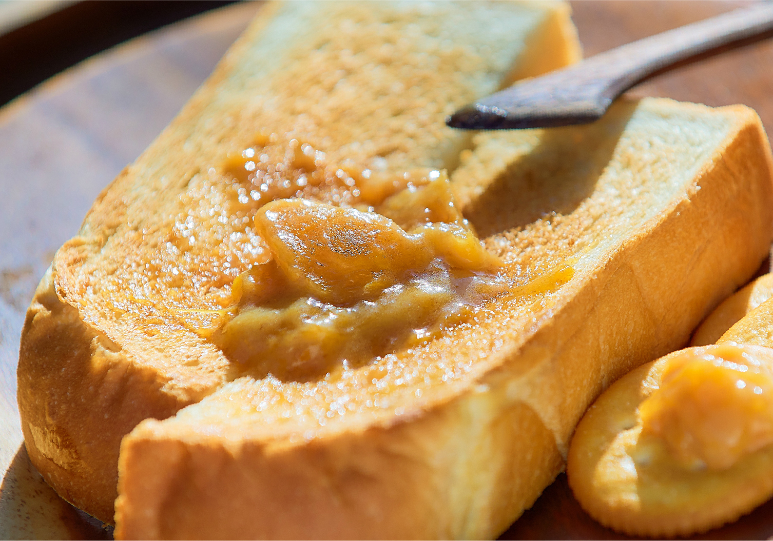 いつものトーストが、コクある甘さの柿バターで贅沢な一品に。